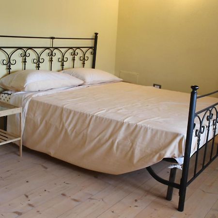 Sa Domu Beccia B&B Uras Exterior foto